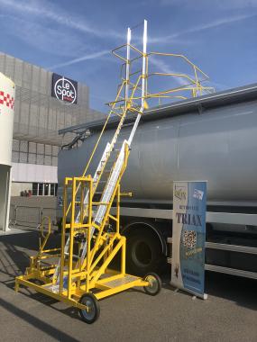 Mobile ladder for side access on tank or container