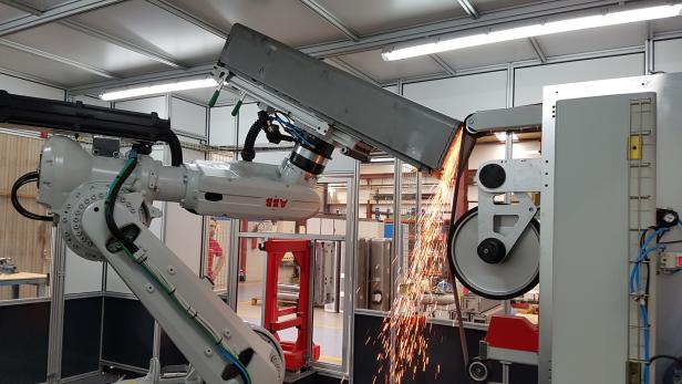 ROBOTIC CELL FOR THE ABRASIVE BELT GRINDING OF WELDING LINES, FINISHING OF DIFFERENT PARTS, AS WELL AS PREPARATION FOR PAINTING
