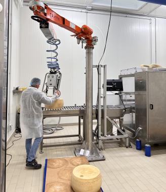 Manipulateur à cables pour meules de fromage