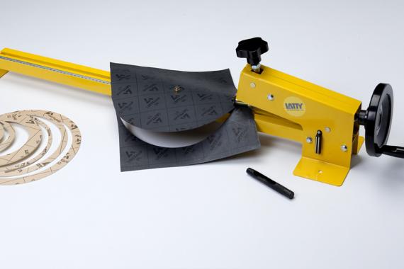 Manual circular cutting machine for industrial gaskets